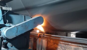 maquina industrial em servico de retifica