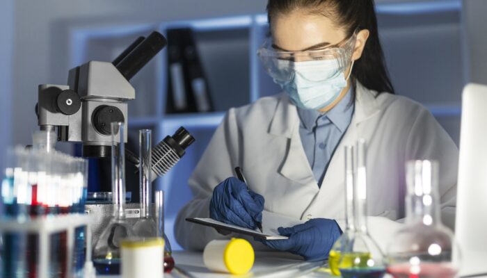 engenheira quimica no laboratorio estudando sobre revestimento de cromo duro