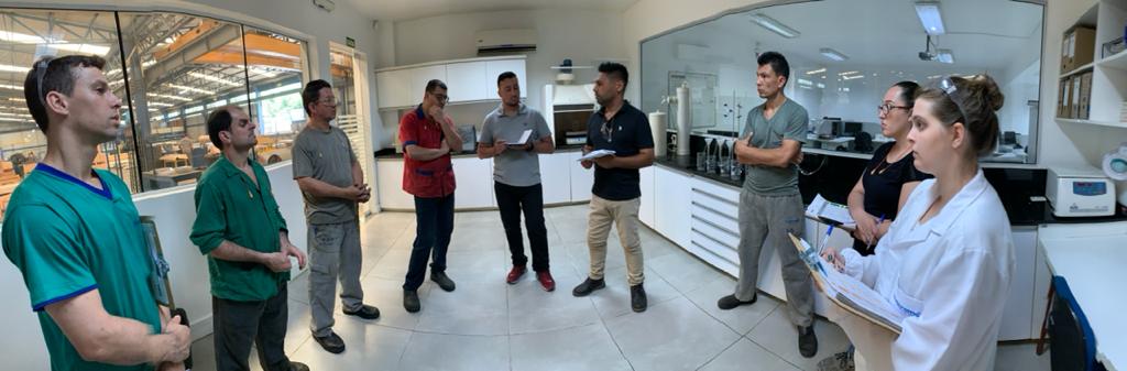 equipe reunida para planejar como reduzir os custos de produção.