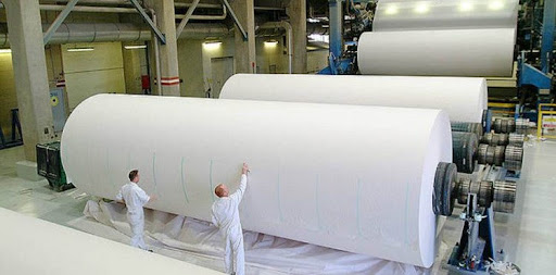 imagem de rolos de uma indústria de papel e celulose