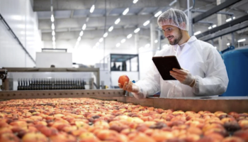 homem trabalhando em uma indústria de alimentos