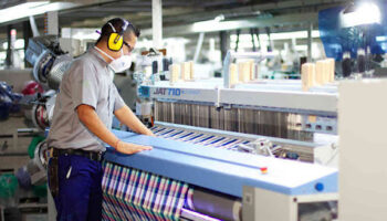 homem trabalhando em uma indústria têxtil