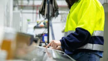 Imagem de um profissional trabalhando para simbolizar a gestão da manutenção industrial