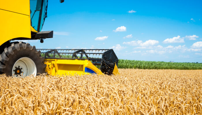 Imagem de uma márquina agrícola em um campo para simbolizar o carboneto de tungstênio no setor