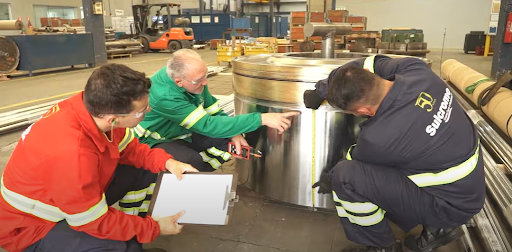 Homens trabalhando com máquinas e equipamentos industriais .