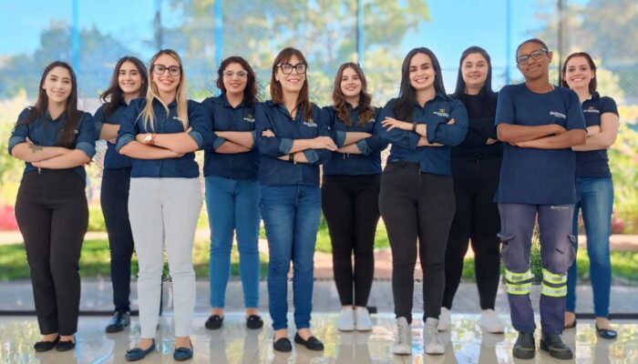 Trabalhadoras mulheres da Sulcromo sorrindo e com os braços cruzados para representar as mulheres na indústria.