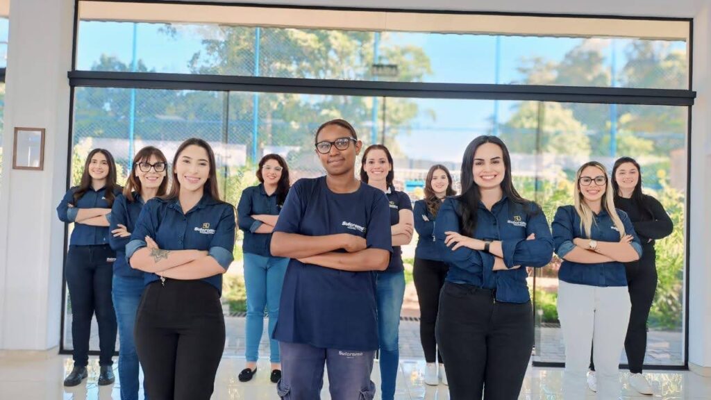 Trabalhadoras mulheres da Sulcromo sorrindo e com os braços cruzados para representar as mulheres na indústria.