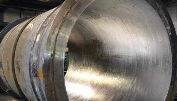 Superfície interna de componente cilíndrico metálico com acabamento usinado, evidenciando padrões de rugosidade que impactam diretamente no desempenho e vedação em aplicações industriais.