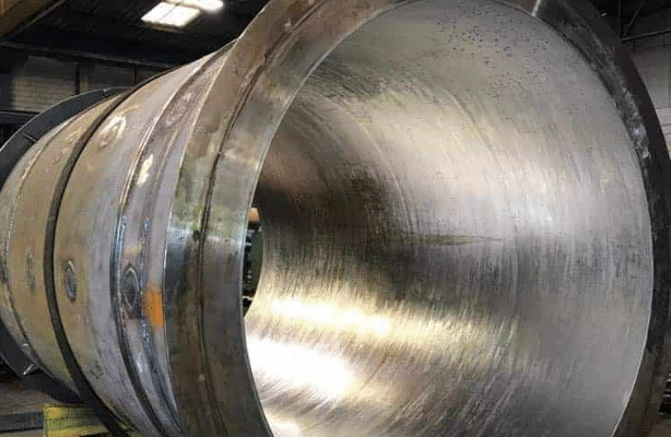 Superfície interna de componente cilíndrico metálico com acabamento usinado, evidenciando padrões de rugosidade que impactam diretamente no desempenho e vedação em aplicações industriais.